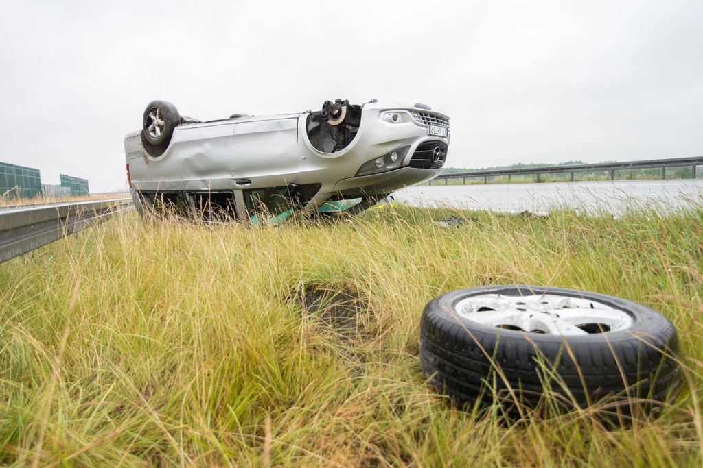 Auto Skaldów dachowało Auto Skaldów dachowało