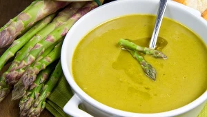 Nieprzyjemny zapach moczu po jedzeniu szparagów jest zjawiskiem normalnym, ale nie występuje u każdego