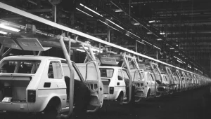 Samochody Fiat 126 na taśmie montażowej. Fabryka Samochodów Małolitrażowych w Tychach