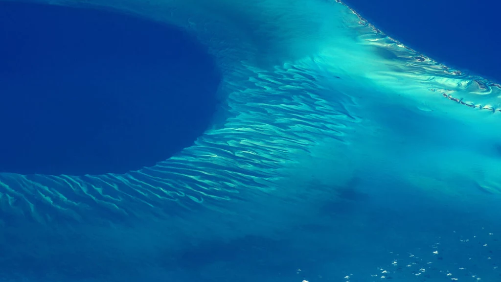 Coś ogromnego jest pod wodami Bahamów /fot. NASA