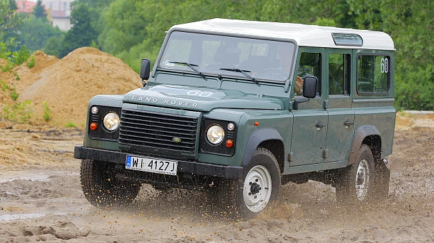 Wszystkie auta mają stały napęd 4x4. Na zdjęciu wersja z lat 2007-2016 ze średnim rozstawem osi (110 cali), wariant kombi.