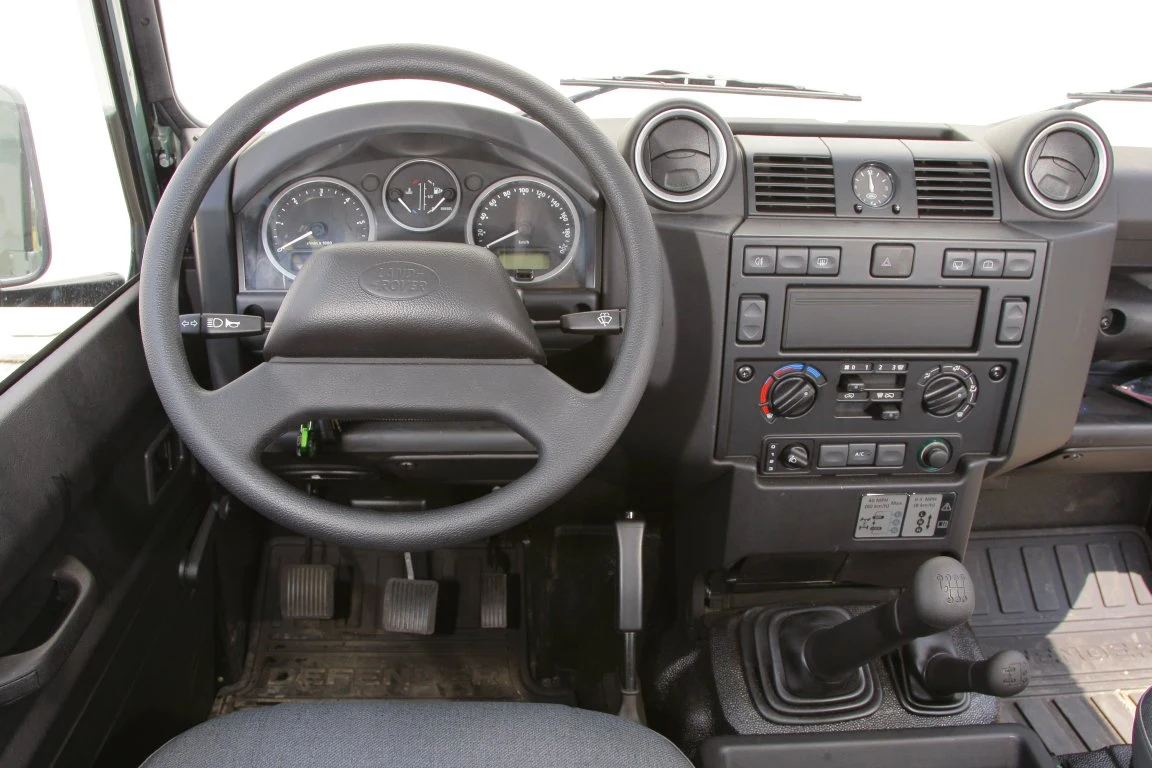 Koszmarna ciasnota pozostała, ale przynajmniej wszystko obsługuje się jak w normalnym, nowoczesnym samochodzie.