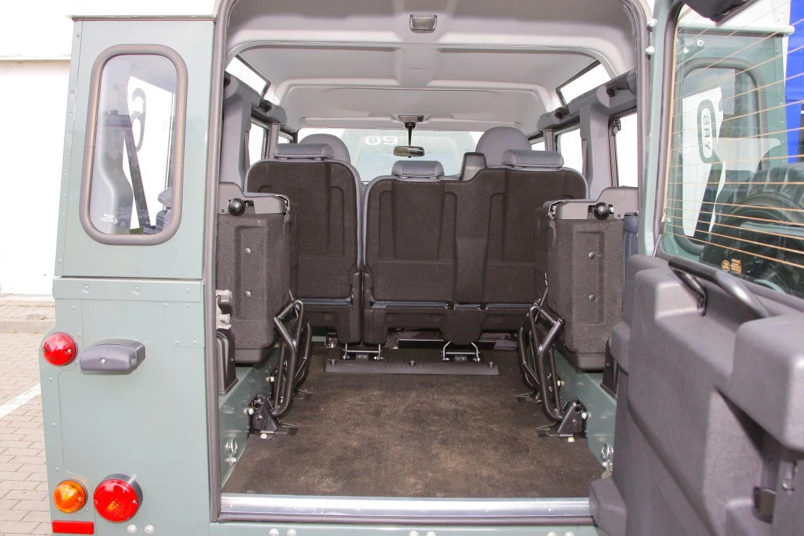 Nie ma już ławek po bokach – są pojedyncze, rozkładane fotele.