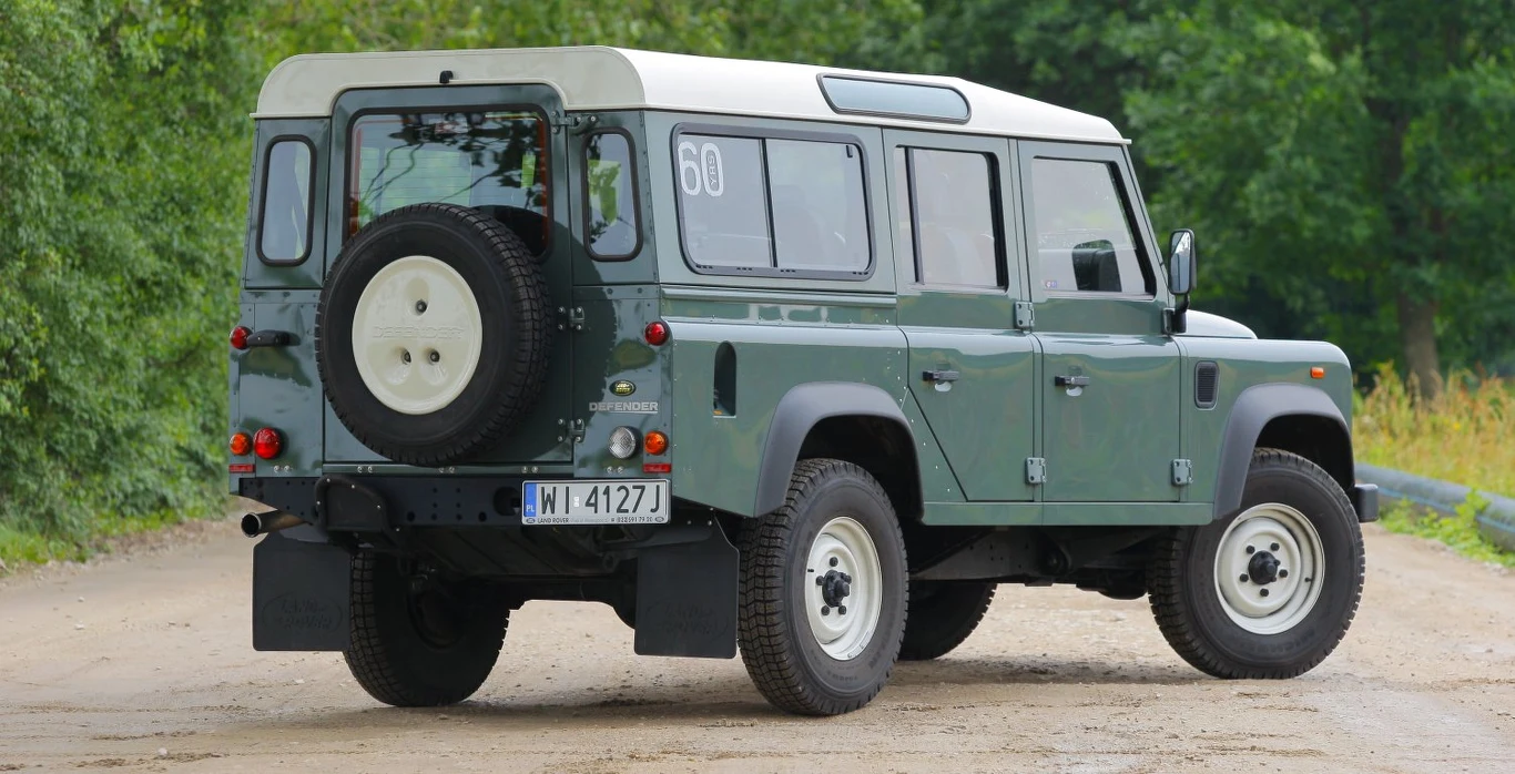 Słabym punktem Land Rovera Defendera są tylne drzwi, które z czasem mogą pękać z powodu ciężaru koła zapasowego.