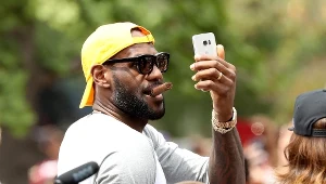 LeBron James podczas mistrzowskiej parady w Cleveland