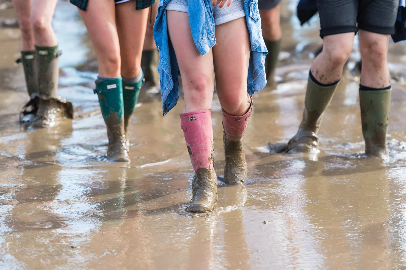 Bez pary kaloszy i peleryny trudno przetrwać na Glastonbury...