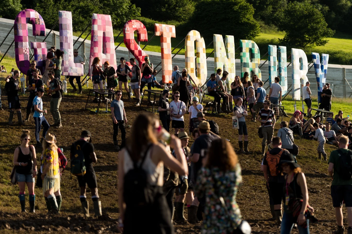 W środę (22 czerwca) w Wielkiej Brytanii wystartował Festiwal Glastonbury 2016. To jedna z największych i najbardziej znanych tego typu imprez na świecie. Uczestnicy tegorocznej edycji festiwalu nie mogą jednak mówić o szczęściu do pogody. Początek wydarzenia upływa pod znakiem obfitego deszczu, a najbardziej pożądanymi elementami garderoby są dla przybyłych kalosze i peleryny