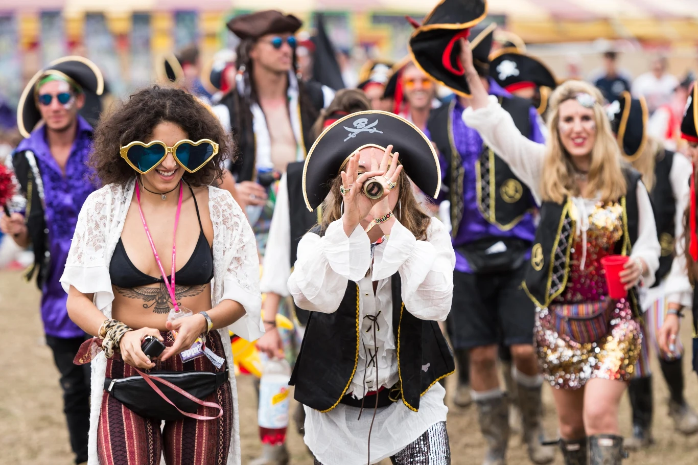 Wśród gwiazd, które zaprezentują się w tym roku na Glastonbury, znaleźli się m.in. Adele, Tame Impala, Foals, Coldplay, PJ Harvey, LCD Soundsystem, James Blake, Sigur Ros, M83, Muse, Savages, Beck, Ellie Goulding czy Disclosure