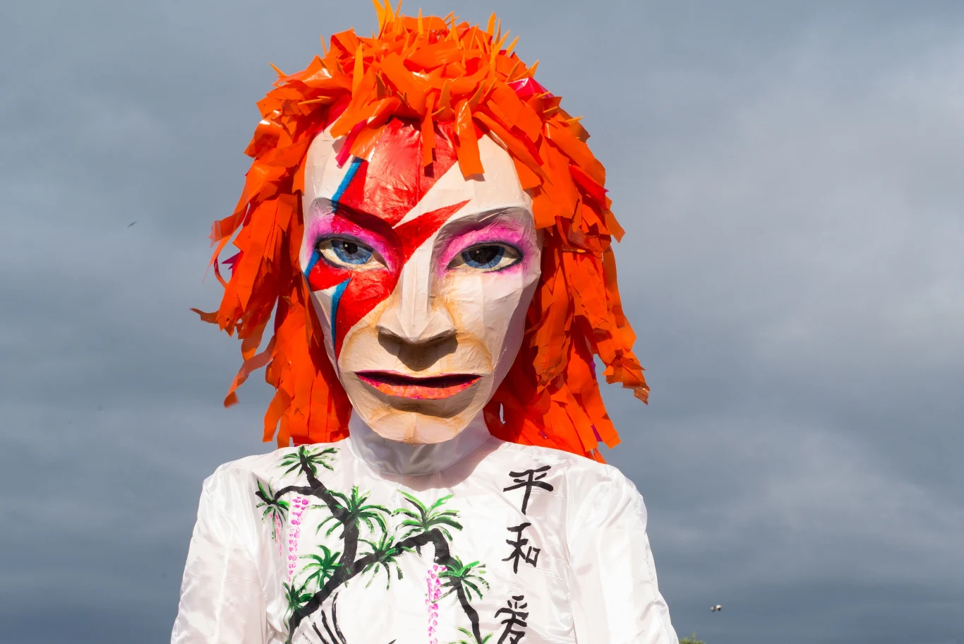 Wielka lalka przedstawiająca Ziggy'ego Stardusta, czyli jedno z wcieleń zmarłego na początku roku Davida Bowiego