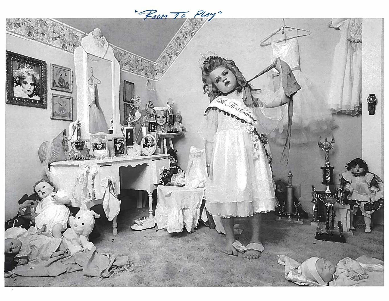 Fragmenty raportu z przeszukania rezydencji Michaela Jacksona z 2003 roku, udostępnione przez serwis Radar Online. Jak poinformowała rzecznik policji w Los Angeles część zdjęć udostępnionych przez plotkarską stronę jest nieprawdziwa.