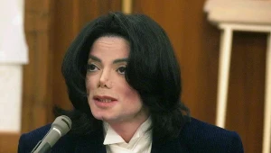 Michael Jackson w trakcie procesu o molestowanie nieletnich. W 2005 roku został uniewinniony 