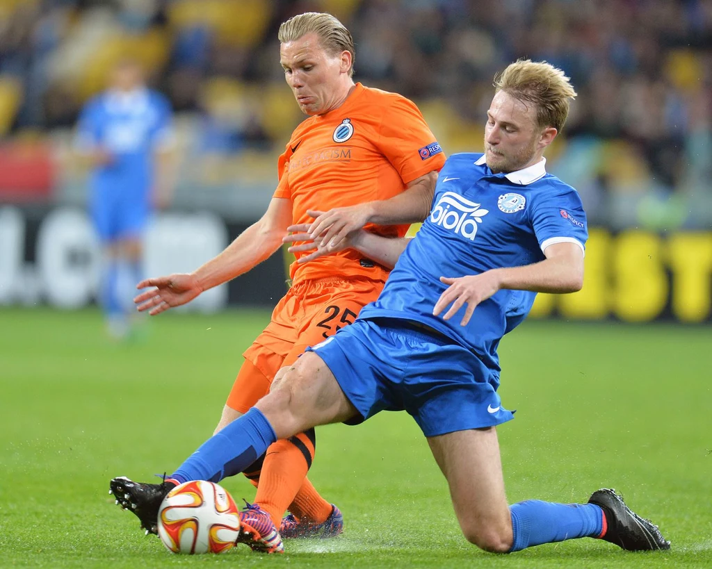 Roman Bezus (z prawej) podczas meczu Ligi Europejskiej z Clubem Brugge