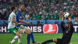 Salvatore Sirigu podczas meczu Włochy - Irlandia na Euro 2016