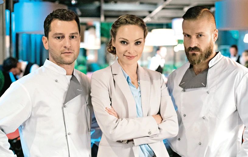 Z Weroniką Książkiewicz i Piotrem Stramowskim na planie serialu "Na noże"