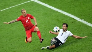 Kamil Grosicki (z lewej) w akcji w meczu z Niemcami