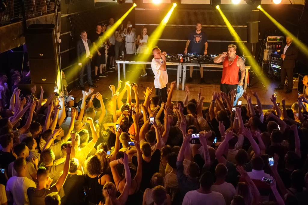 Gang Albanii rozpoczął koncertowe wakacje w Radomiu, po raz pierwszy występując w tym mieście w pełnym składzie.. Gang Albanii rozpoczął koncertowe wakacje w Radomiu, po raz pierwszy występując w tym mieście w pełnym składzie..