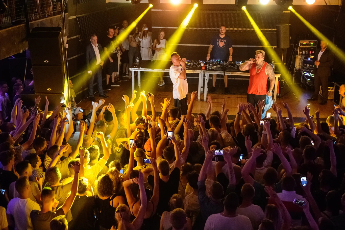 Gang Albanii rozpoczął koncertowe wakacje w Radomiu, po raz pierwszy występując w tym mieście w pełnym składzie.. Gang Albanii rozpoczął koncertowe wakacje w Radomiu, po raz pierwszy występując w tym mieście w pełnym składzie..