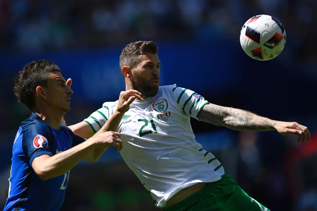 Daryl Murphy (z prawej) walczy z Laurentem Koscielnym. Daryl Murphy (z prawej) walczy z Laurentem Koscielnym.