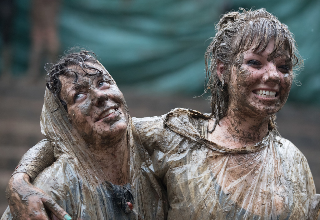 Uczestnicy Glastonbury 2016 grają na nosie pogodzie