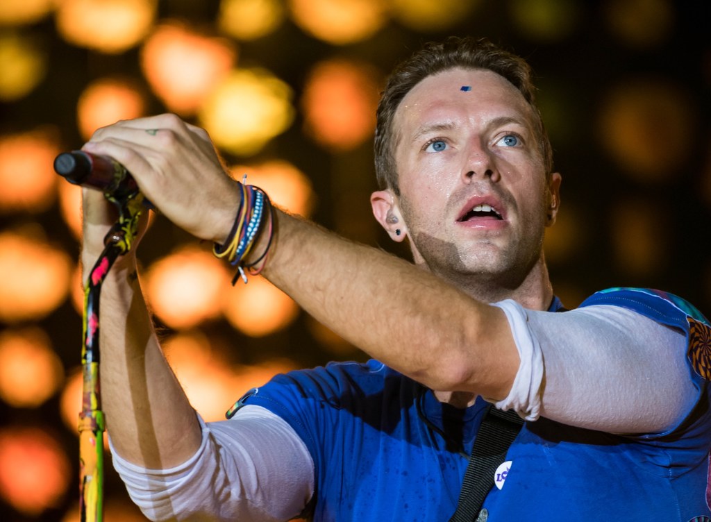 Chris Martin podczas koncertu na Glastonbury 2016