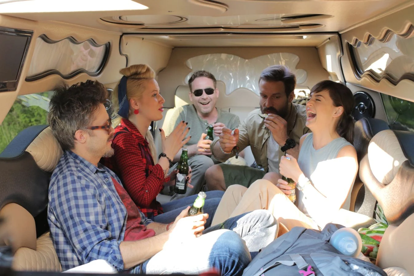 „Po prostu przyjaźń” to wielowątkowa komedia o grupie przyjaciół. Są ze sobą na dobre i złe, na zawsze. Aż pewnego dnia... Alina (Sonia Bohosiewicz) i Marian (Marcin Perchuć) wygrywają do spółki wielkie pieniądze i muszą się nimi jakoś podzielić. Ivanka (Magdalena Różczka), singielka i menadżerka na wysokich obcasach, postanawia mieć dziecko, pomóc ma jej w tym serdeczny przyjaciel (Bartłomiej Topa). Filip (Kamil Kula) zaryzykuje twarz i karierę dla kaprysu zwariowanej kolekcjonerki guzików (Aleksandra Domańska). Stateczny profesor (Krzysztof Stelmaszyk) będzie musiał zdecydować, czy dla przyjaciela (Przemysław Bluszcz) warto złamać zasady. Tymczasem zgrana paczka przyjaciół (Agnieszka Więdłocha, Aleksandra Domańska, Maciej Zakościelny, Piotr Stramowski, Marcin Perchuć) wyrusza w góry, gdzie odkrywa tajemnicę, która na zawsze zmieni ich życie