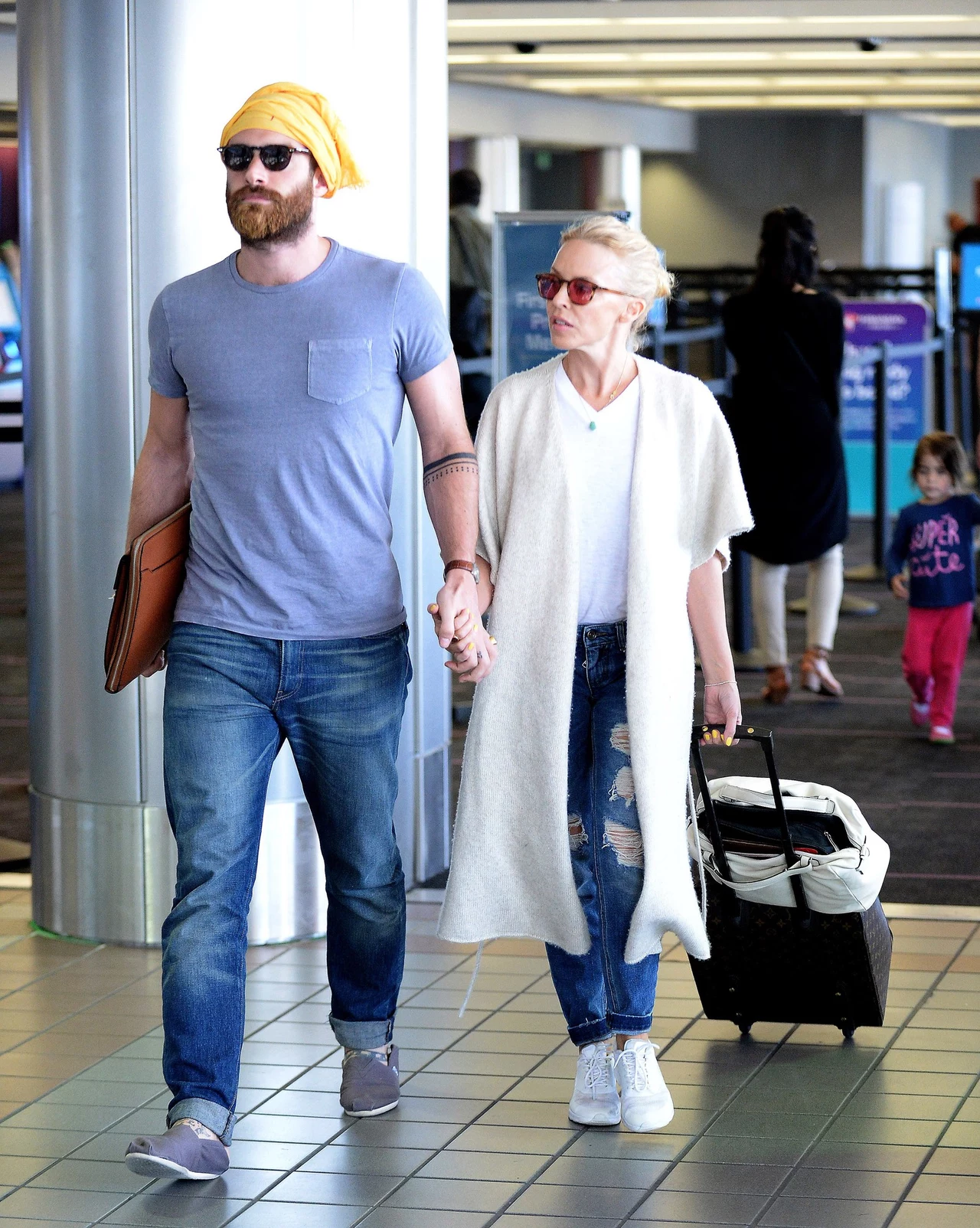 Kylie Minogue i Joshua Sasse