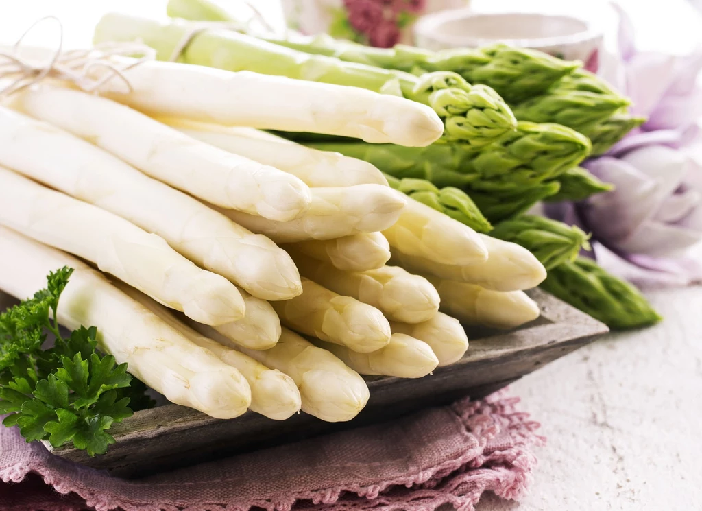 Słowo szparag wywodzi się od greckiego „asparagus” oznaczającego „młody pęd”