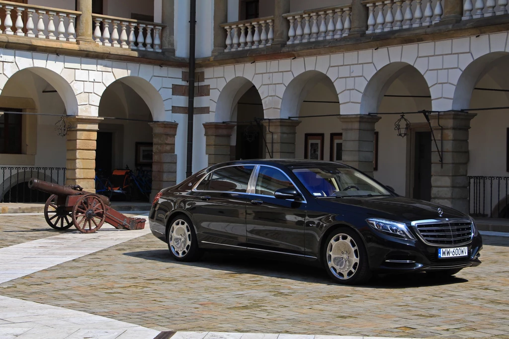 Mercedes-Maybach S 600 na Zamku Królewskim w Niepołomicach