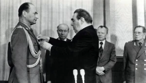 Leonid Breżniew dekoruje Wojciecha Jaruzelskiego Orderem Czerwonego Sztandaru