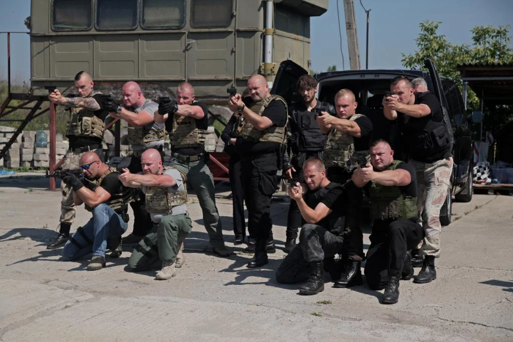 Sebastian Fabijański w scenie z filmu "Pitbull. Niebezpieczne kobiety" Sebastian Fabijański w scenie z filmu "Pitbull. Niebezpieczne kobiety"