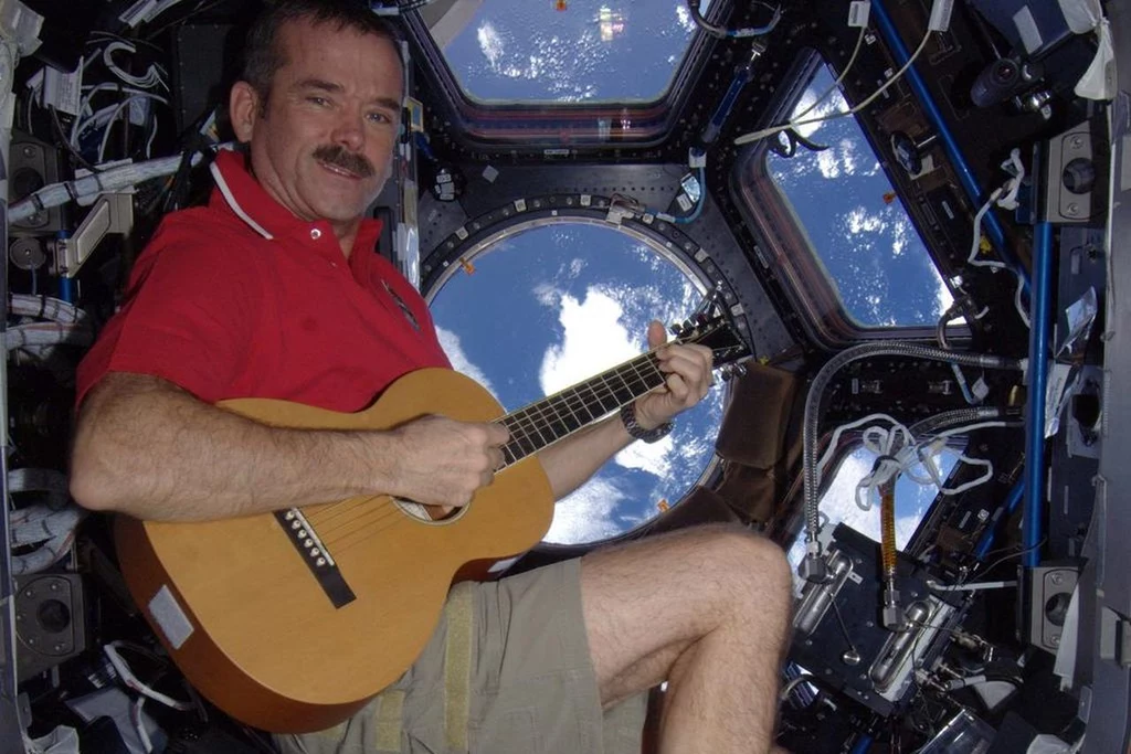 Chris Hadfield gra na gitarze na pokładzie ISS