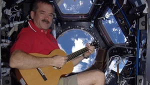 Chris Hadfield. Kosmos w 140 znakach