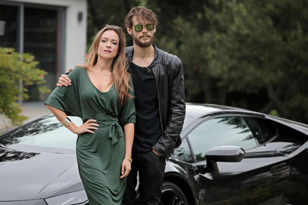 28 czerwca w Warszawie padł ostatni klaps na planie filmu „Pitbull. Niebezpieczne kobiety” – drugiej części głośnego hitu – „Pitbull. Nowe porządki”, który w kinach obejrzało blisko 1,5 miliona widzów. W doborowej obsadzie „Pitbull. Niebezpieczne kobiety” powracają ulubieńcy publiczności z części pierwszej oraz nowa ekipa gwiazdorska. „Niesiemy dla was bombę atomową!” – mówi debiutujący w uniwersum „Pitbulla” Sebastian Fabijański. 

