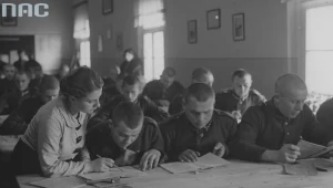 Żołnierze 21 Warszawskiego Pułku Piechoty "Dzieci Warszawy" podczas nauki czytania, prowadzonej przez Polski Biały Krzyż.