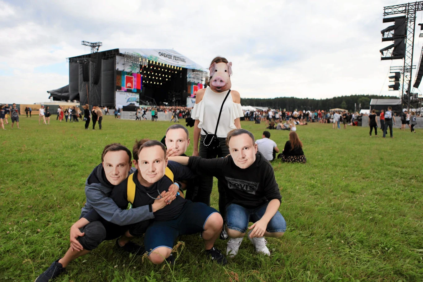 Młodzi festiwalowicze w maskach Andrzeja Dudy