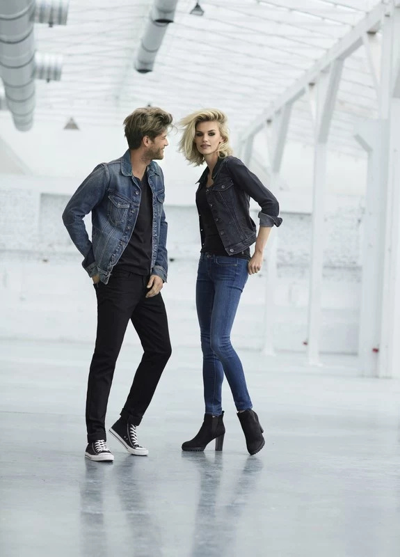W kolekcji znalazły się jeansy – straight, skinny i jegging w ciemnym denimie oraz klasyczne, rozpinane kurtki jeansowe. W kolekcji znalazły się jeansy – straight, skinny i jegging w ciemnym denimie oraz klasyczne, rozpinane kurtki jeansowe.