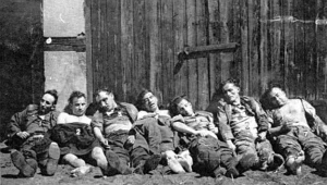 Ciała poległych żołnierzy oddziału "Puszczyka". Zwłoki porucznika Wacława Grabowskiego drugie od prawej