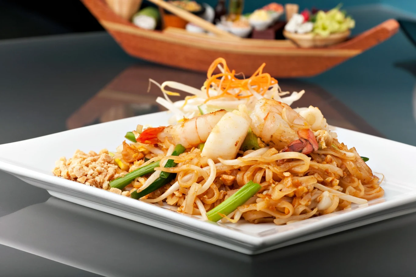 Makaron ryżowy możemy wykorzystać przygotowując tajski pad thai Makaron ryżowy możemy wykorzystać przygotowując tajski pad thai