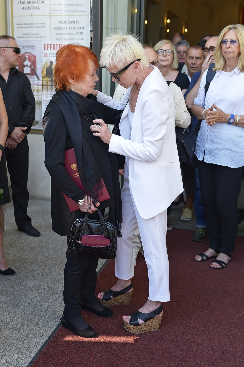 Iga Cembrzyńska i Ewa Błaszczyk na pogrzebie Andrzeja Kondratiuka Iga Cembrzyńska i Ewa Błaszczyk na pogrzebie Andrzeja Kondratiuka