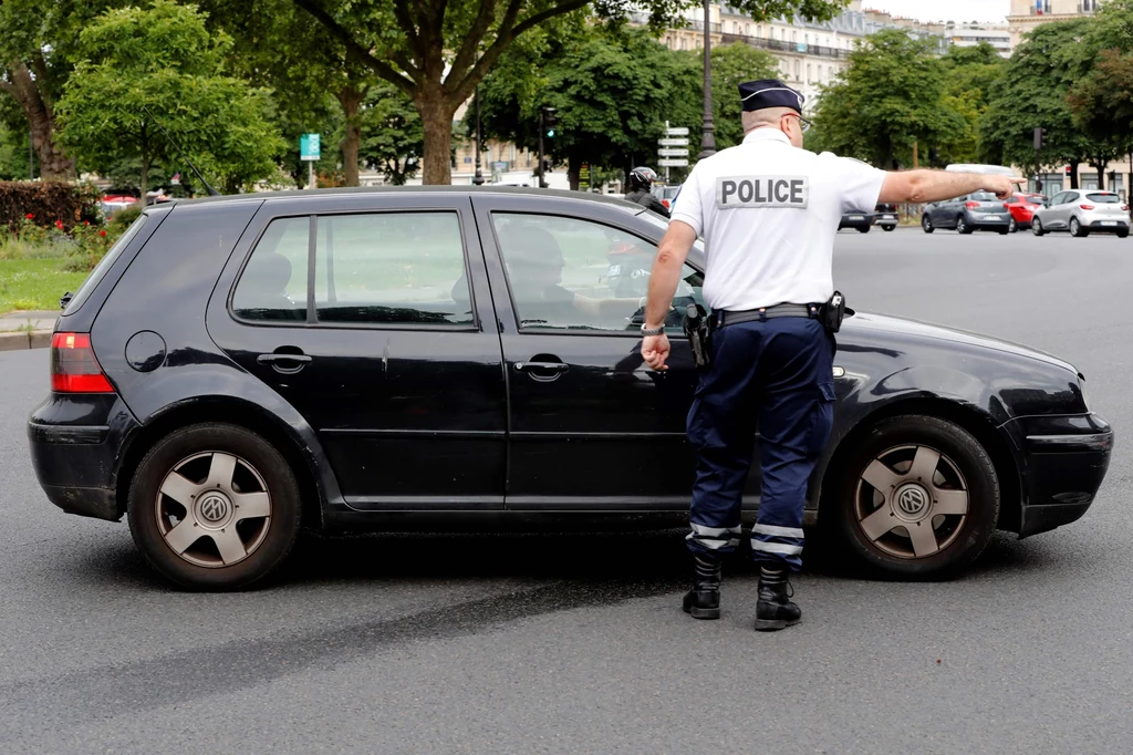 Paryska policja zatrzymuje VW Golfa