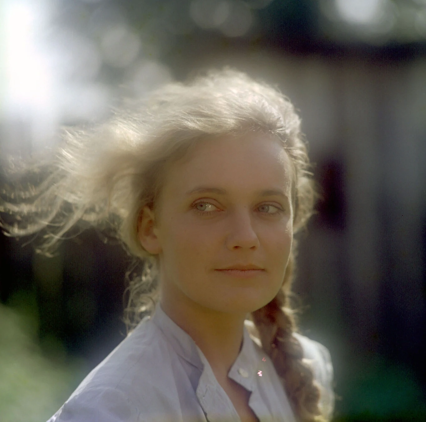 Maria Pakulnis, popularna aktorka kinowa, telewizyjna i teatralna, obchodzi w sobotę, 2 lipca, 60. urodziny.

- Mam już swoje lata, swoje zagrałam, swoje przeżyłam, dostałam nagrody, pracowałam z naprawdę najwybitniejszymi ludźmi w tym kraju - aktorka wspominała parę dni temu w rozmowie z PAP Life.

Kinowym debiutem Marii Pakulnis był występ w "Dolinie Issy" (1982) w reżyserii Tadeusza Konwickiego.

- Taką chwilę zapamiętuje się na całe życie. Zetknęłam się z moim krajanem - wielkim Tadeuszem Konwickim. Nigdy nie zapomnę, jak mi gdzieś na planie powiedział na ucho, że czuję kamerę i że to dobrze. Pewnych rzeczy nigdy nie mówił wprost - taki był. A jednak wypuszczając te małe zdania, sprawiał, że działały magicznie. Były niczym najcenniejsze wskazówki. Debiutować u kogoś tak mądrego było czymś niesamowitym. Cała jego litewska, lekko mroczna natura fascynowała mnie. Zresztą, także jego wielka duchowość. I skrytość. Ten pierwszy raz zawsze jest najważniejszy i to się zapamiętuje - aż zmysłowo. Ja zapamiętałam" - aktorka mówiła w rozmowie z "Tele Tygodniem".
