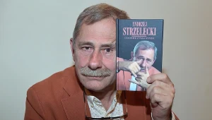 Andrzej Strzelecki pozuje ze swoją najnowszą książką - "Człowiek z parawanem"