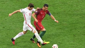 Grzegorz Krychowiak (z lewej) i Cristiano Ronaldo w walce o piłkę
