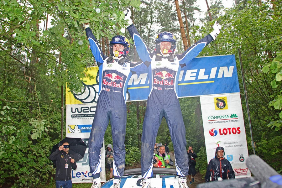 Radość zwycięzców na mecie: Anders Jaeger (z lewej) i Andreas Mikkelsen (Volkswagen Polo WRC)