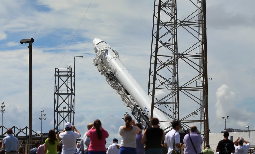 Rakieta Falcon 9 - NASA, szukając oszczędności, zleciła zaprojektowanie rakiety firmie Elona Muska, SpaceX