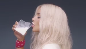 Kim Kardashian w teledysku "M.I.L.F.$" Fergie