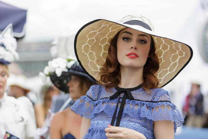 Bo Prix de Diane Longines to wydarzenie, na którym nie wypada pojawić się bez odpowiedniego nakrycia głowy. Bo Prix de Diane Longines to wydarzenie, na którym nie wypada pojawić się bez odpowiedniego nakrycia głowy.