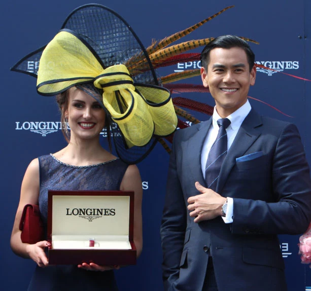 19 czerwca 2016 najbardziej podziwiany kapelusz należał do Alexii Masseron, która została wyróżniona tytułem „Mademoiselle Diane par Longines” i otrzymała elegancki czasomierz Longines z rąk Ambasadora Elegancji Longines, gwiazdy kina azjatyckiego Eddiego Penga. 19 czerwca 2016 najbardziej podziwiany kapelusz należał do Alexii Masseron, która została wyróżniona tytułem „Mademoiselle Diane par Longines” i otrzymała elegancki czasomierz Longines z rąk Ambasadora Elegancji Longines, gwiazdy kina azjatyckiego Eddiego Penga.
