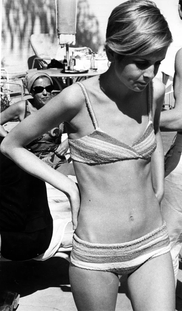 Twiggy w bikini