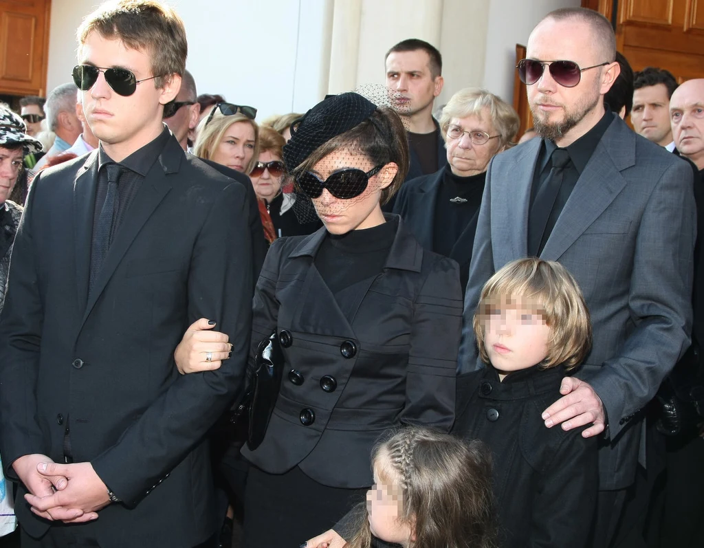 Natalia z bratem, mężem i dziećmi na pogrzebie Jarosława Kukulskiego